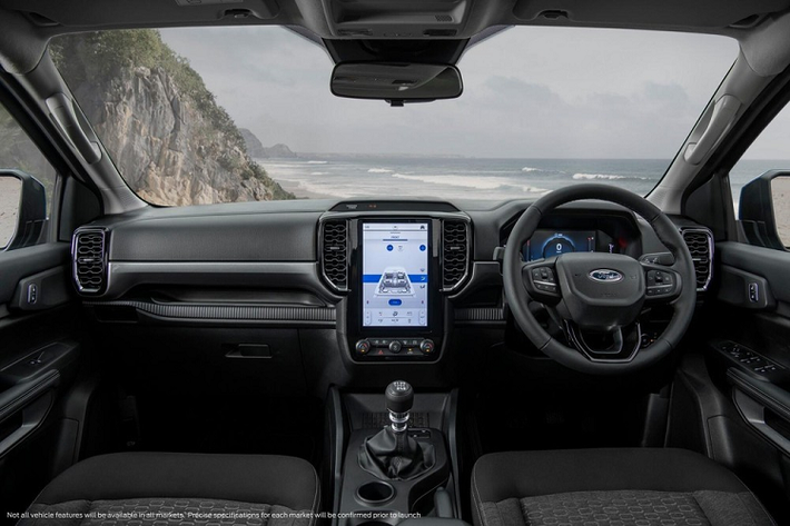 Về thiết kế, Ford Everest thế hệ mới cũng có không ít thay đổi. Hình ảnh chụp trên đường thử cho thấy mẫu SUV cỡ trung này được bổ sung đầu xe mới với cụm đèn pha hình chữ "C" giống Ranger 2022. Ngoài ra, xe còn được thay đổi thiết kế của cụm đèn hậu và cửa cốp sau. Bên trong Ford Everest là không gian nội thất gần như giữ nguyên như cũ. Hãng Ford chỉ làm mới một số chi tiết trong xe như núm xoay chuyển số trên cụm điều khiển trung tâm, vô lăng và bảng đồng hồ kỹ thuật số.