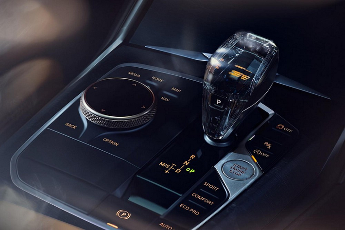 Để tạo nên sự khác biệt so với bản Gran Limousine thông thường, bản đặc biệt 3 Series Gran Limousine Iconic Edition được bổ sung thêm các trang bị đặc biệt. Theo đó, lưới tản nhiệt quả thận đặc trưng của xe được tích hợp thêm hệ thống hắt sáng, kết hợp với đó là hệ thống chiếu sáng LED tiêu chuẩn. Lazăng của xe vẫn là loại hợp kim 18 inch, trong khi đó thân xe được bổ sung thêm nhiều chi tiết điểm nhấn mạ crôm bóng.