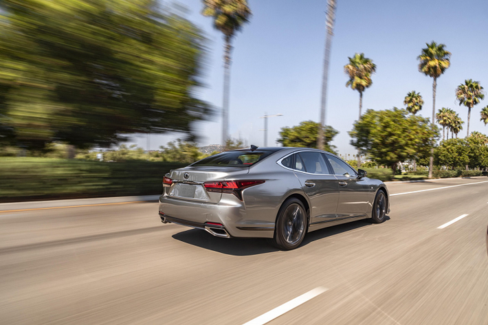 Mẫu xe sang Lexus LS 500 2022 sở hữu các trang bị công nghệ giúp đem tới sự an toàn và thoải mái cho những “ông chủ”. Trên phiên bản năm 2022, thương hiệu đã quyết định nâng tầm sự sang trọng này với tùy chọn trang trí mới cho khoang nội thất của xe. Các tấm ốp trang trí nội thất Haku sẽ được bán ra dưới dạng tùy chọn trên những mẫu xe LS 500 được trang bị gói Luxury hoặc Executive Package.