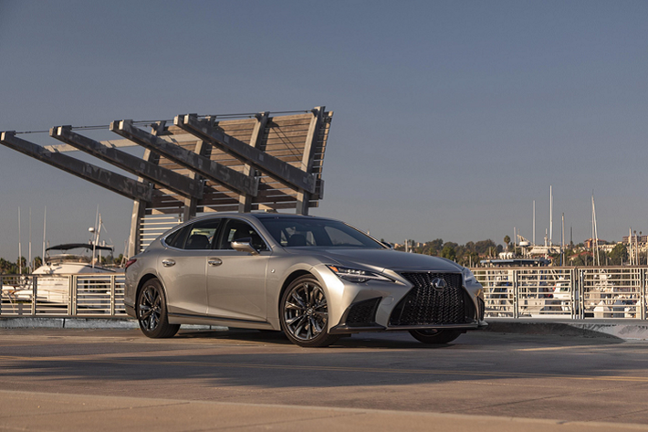 Dòng sedan hạng sang Lexus LS 500 2022 mới sẽ được thương hiệu nâng cấp một số chi tiết hướng tới việc hoàn thiện hơn sự sang trọng cho khoang nội thất của xe với các chi tiết thủ công tinh xảo cũng như bổ sung thêm hệ thống an toàn tiêu chuẩn Lexus Safety System+ 2.5 trên tất cả các phiên bản, kể cả phiên bản LS thông thường.