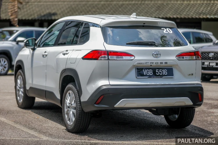 Đặc biệt gói an toàn Toyota Safety Sense trên Cross CKD tại Malaysia được nâng cấp tính năng “Stop and Go” cho hệ thống điều khiển hành trình thích ứng và hỗ trợ giữ làn đường. Điều này có nghĩa hai hệ thống trên có thể hoạt động ở chế độ chờ khi vận tốc của xe về 0 km/h.