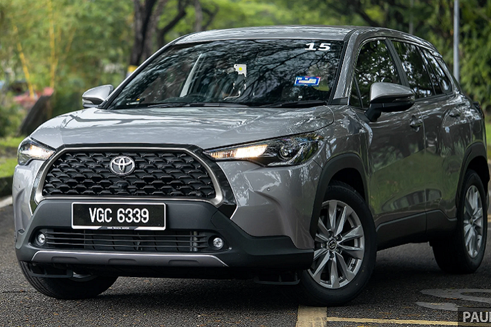 Với việc bổ sung phiên bản Hybrid, đội hình Toyota Corolla Cross tại Malaysia tăng lên 3 phiên bản và có tên gọi tương tự tại Việt Nam bao gồm: 1.8G, 1.8V và Hybrid. Trong đó 2 phiên bản 1.8V và Hybrid được trang bị hệ thống an toàn chủ động thông minh Toyota Safety Sense.