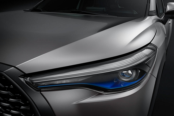 Ngoài ra, mẫu Crossover của Toyota tại Malaysia còn được nâng cấp đèn pha LED tiêu chuẩn, giá nóc mới và cổng sạc USB-C thay tế cho cổng sạc USB-A trước đây. Phiên bản lắp ráp tại Malaysia cũng được nâng cấp kính chắn gió và nắp capo cách âm nhằm chặn tối đa tiếng ồn từ động cơ vọng vào khoang hành khách.