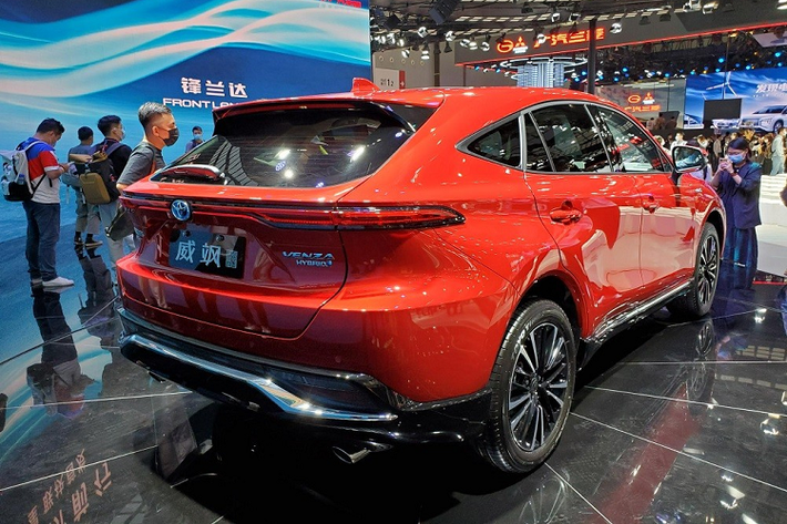 Tương tự đầu xe, thiết kế đuôi xe của Toyota Venza 2022 ở Trung Quốc cũng có một số nét riêng như cản sau. Trên cản sau có thêm nẹp mạ crôm kéo dài sang hai bên chắn bùn, tạo sự tương đồng với thiết kế cản trước.