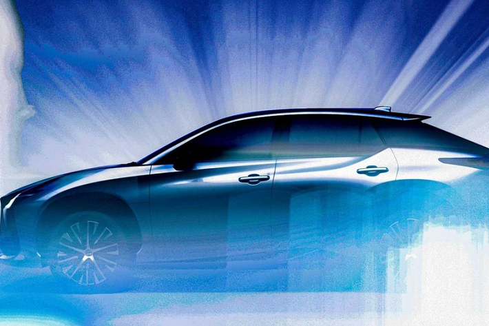 Video của hãng Lexus không hé lộ nhiều thông tin về RZ mới. Chỉ thấy rằng, mẫu SUV này sở hữu lưới tản nhiệt hình con suốt đặc trưng của hãng Lexus. Bên cạnh đó là dải đèn LED định vị hình chữ "L" tích hợp vào bên trong đèn pha. Ở hai góc đầu xe, Lexus RZ hoàn toàn mới còn được trang bị 2 khe gió cỡ lớn.