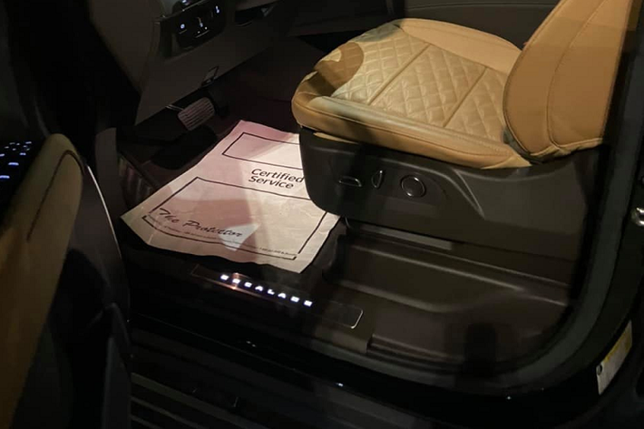 Cadillac Escalade 2021 thế hệ mới có đến 5 phiên bản là Luxury, Premiium Luxury, Premium Luxury Platinum, Sport và Sport Platinum. Trong đó, Hoàng Kim Khánh chọn mua bản Cadillac Escalade ESV Sport đời mới nhất vì xe đã có sẵn tại kho cảng, chỉ cần "xuống tiền" là có xe di chuyển.
