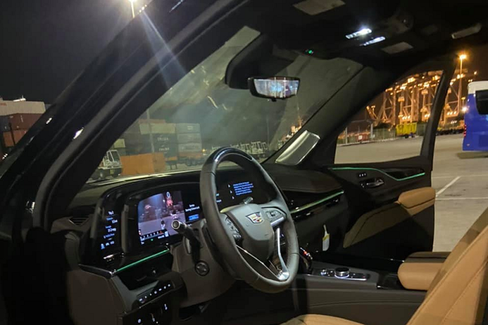 Chiếc xe SUV hạng sang cỡ lớn Cadillac Escalade ESV Sport mới được đại gia ngành thẩm mỹ bỏ ra hơn 11,5 tỷ đồng rước về garage để vợ có xe đi du lịch sở hữu ngoại thất tông màu đen, màu sắc gần như chưa có "xế hộp" nào trong bộ sưu tập xe Hoàng Kim Khánh mang trên mình.