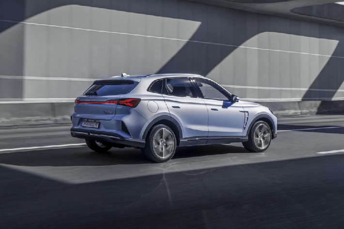 Bên sườn, mẫu SUV cỡ C này dùng bộ vành hợp kim cỡ lớn với thiết kế 5 chấu kép phối 2 màu và khe gió trên chắn bùn trước. Ngoài ra, mẫu xe còn có nóc dốc dần về phía sau khá phong cách và tay nắm cửa nằm chìm vào thân xe.