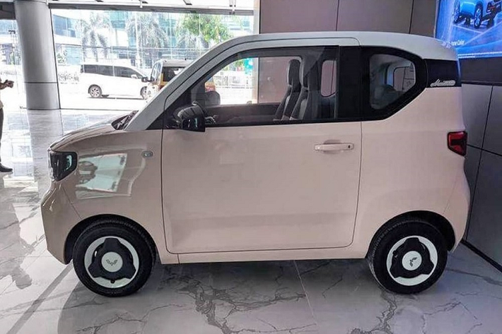 Với kích thước nhỏ gọn, bao gồm chiều dài 2.917 mm, rộng 1.493 mm, cao 1.621 mm và chiều dài cơ sở 1.940 mm, Wuling Hongguang Mini EV là lựa chọn phù hợp cho đường phố đông đúc, chật hẹp tại các thành phố. Tuy nhiên, vì nhỏ bé như thế nên xe chỉ được trang bị nội thất 4 chỗ ngồi và không có khoang hành lý. Nếu muốn chở đồ, người lái phải gập hàng ghế sau xuống để có khoang hành lý với thể tích 740 lít.