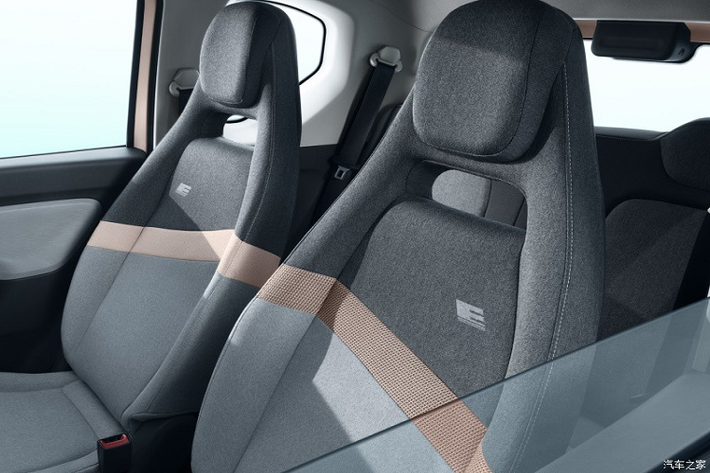 Trước thời điểm đó, những chiếc Hongguang Mini EV đã được trưng bày tại Trung tâm Wuling ở thủ đô Jakarta của Indonesia. Cách đây không lâu, một số Bộ trưởng của Indonesia cũng đã ghé thăm nhà máy Wuling ở bang West Java và lái thử xe. Một trong những mẫu xe được các Bộ trưởng nước này lái thử chính là Wuling Hongguang Mini EV.