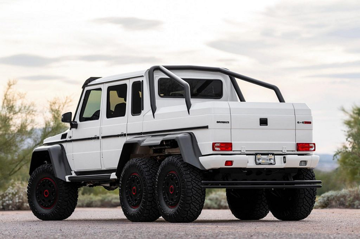 Chiếc SUV địa hình 6 bánh này được Brabus nâng cấp với gói độ B63S-700. Như vậy, động cơ V8, dung tích 5.5L, tăng áp kép nguyên bản của xe đã được tinh chỉnh lại mạnh mẽ hơn với công suất đầu ra 700 mã lực và mô-men xoắn cực đại 960 Nm.