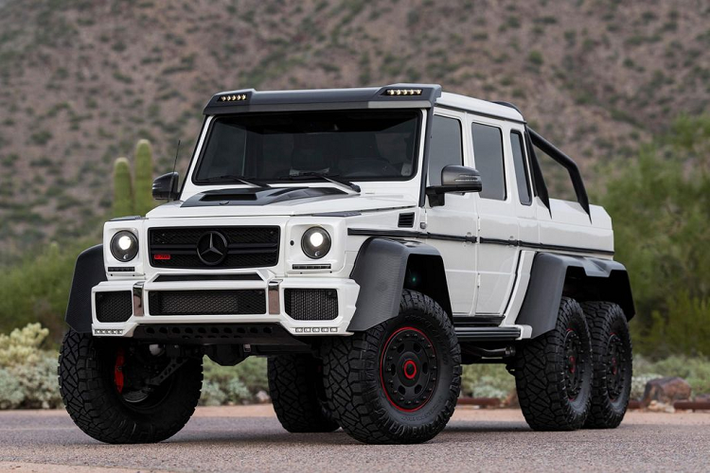 Ra mắt thế giới lần đầu tiên vào năm 2013, “khủng long” Mercedes-Benz G63 AMG 6 × 6 hàng hiếm được đánh giá là một trong những mẫu xe thương mại kì quái nhẩt từng được chế tạo. Do chỉ được sản xuất với số lượng giới hạn nên G63 AMG 6 × 6 có giá bán vô cùng đắt đỏ.