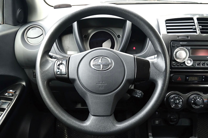 Scion xác định đối tượng khách hàng mục tiêu của xe xD là trí thức trẻ (trong độ tuổi 30), chiếc xe này lắp bộ la-zăng bằng thép có đường kính 16 inch và lốp xe 195/60 R16. Kiểu dáng khá vuông vức và cá tính với tạo hình khác biệt so với các mẫu xe khác của hãng mẹ Toyota.