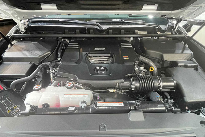 Những công nghệ hỗ trợ off-road khác của xe bao gồm hệ thống hỗ trợ vượt địa hình Crawl Control, hỗ trợ đổ đèo Downhill Assist Control và hệ thống giám sát đa địa hình Multi-Terrain Monitor. Hệ thống Multi-Terrain Monitor dùng 4 camera để mang đến hình ảnh xung quanh xe cho người lái.