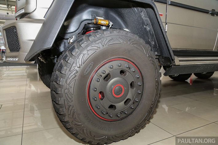 Nhờ bàn tay của hãng độ Brabus, G700 6x6 sở hữu khối động cơ xăng V8, tăng áp kép, dung tích 5.5L giống Mercedes-AMG G 63 6x6 nhưng có sức mạnh lên đến 690 mã lực và mô-men xoắn cực đại 960 Nm. So với Mercedes-AMG G 63 6x6 tiêu chuẩn, mẫu SUV độ này mạnh hơn 154 mã lực và 201 Nm.
