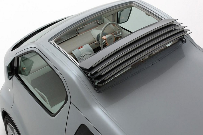 Toyota không cung cấp nhiều thông tin chi tiết về những gì có ở dưới nắp capô, nhưng chúng ta được biết rằng DMT có trang bị một động cơ xăng dung tích 2.4 lít mà cũng được lắp trong các mẫu RAV4 và Previa cùng thời đó. Tuy nhiên, nếu DMT được đưa vào sản xuất thật, nó có lẽ sẽ nhận được một trong những hệ truyền động hybrid của nhà sản xuất xe Nhật Bản.