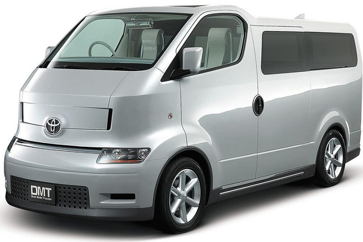Về tên gọi, chiếc xe Van Toyota DMT 2001 là từ viết tắt cho cụm “Dual Mode Traveler” (tạm dịch: “xe du lịch hai chế độ”). Trong đó, từ “dual mode” là để ám chỉ bản chất hybrid của mẫu xe van này, bởi vì trong khi phía đầu xe trông có vẻ bình thường, thì ở phía sau, nó đã được thiết kế để trở thành một không gian đa năng cho chủ sở hữu tận dụng.