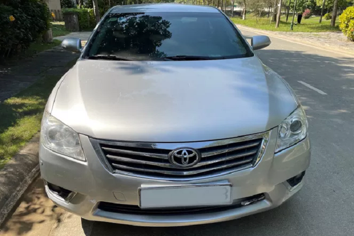 Ngoại thất Toyota Camry 2.4G đời 2011 vẫn còn bền dáng qua thời gian, form xe thiết kế sang trọng. Phần đầu xe sử dụng đèn pha HID, tự động điều chỉnh góc chiếu ALS loại tĩnh. Chế độ điều khiển đèn tự động bật/tắt. Kính chiếu hậu ngoài gập điện, tích hợp đèn báo rẽ. “Dàn chân” sử dụng mâm 16 inch (215/60R16) sơn màu bạc trang nhã.