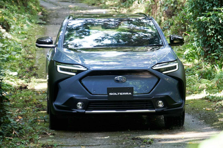 Cũng giống như Toyota bZ4X, Subaru Solterra sẽ có 2 thiết lập hệ truyền động: phiên bản dẫn động cầu trước với một mô-tơ điện cung cấp 201 mã lực và phiên bản dẫn động 4 bánh đi kèm hai mô-tơ trên mỗi trục, cho ra tổng công suất 215 mã lực.