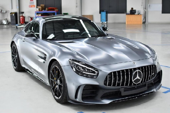 Mercedes-AMG GT R Mercedes-AMG GT R được đánh giá là phiên bản có công suất mạnh nhất trong tất cả các phiên bản của dòng AMG GT tại Việt Nam. Mercedes-AMG GT R có một “vóc dáng” năng động với những đường gân dập nổi mạnh mẽ. Xe được thiết kế với các vật liệu siêu nhẹ có độ bền cao kết hợp sợi carbon khiến trọng lượng AMG GT R được cắt giảm đáng kể.