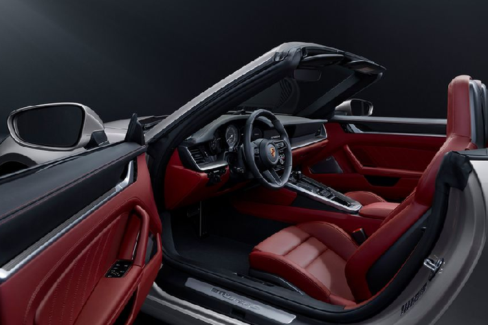 Khoang nội thất của Porsche 911 Turbo S sở hữu phong cách thiết kế khoáng đạt và trẻ trung. Ngoài những trang bị như các biến thể thấp hơn, 911 Turbo S còn được tích hợp thêm một số trang bị cao cấp như hệ thống màn hình giải trí kích thước 10.9 inch, màn hình công-tơ-mét dạng LCD, ghế da cao cấp chỉnh điện 18 hướng, ốp trang trí carbon...