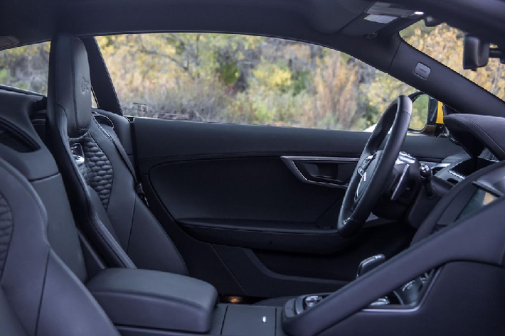 Về truyền động, Jaguar F-Type R được trang bị động cơ siêu nạp V8 5.0L sản sinh công suất 567 mã lực, tại 6.500 vòng/phút cùng mô-men xoắn cực đại 700 Nm ở dải tua 3.500-5.000 vòng/phút.