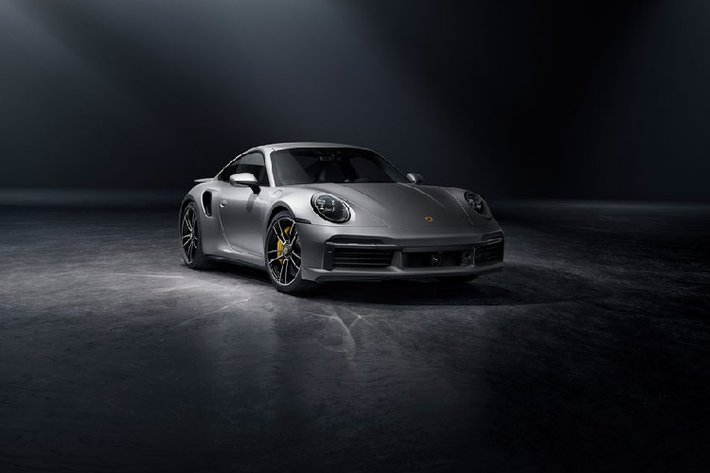Bên cạnh đó, nhằm phù hợp hơn với điều kiện sử dụng ở tốc độ cao, Porsche 911 Turbo S còn được trang bị 2 bánh trước sau lệch với kích thước tương ứng 20 inch cho bánh trước và 21 inch cho bánh sau. Đi kèm là cặp lốp với thông số 255/35 trước và 315/30 sau.