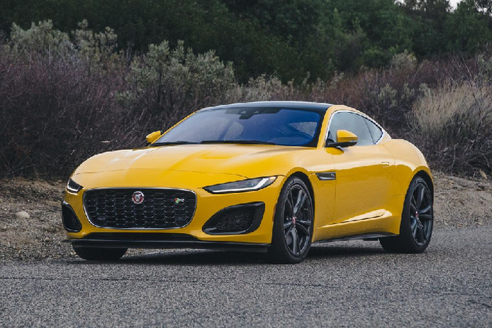 Jaguar F-Type R Với dáng vẻ coupe cùng thiết kế 2 chỗ ngồi, mẫu xe thể thao hạng sang Jaguar F-Type ghi điểm bởi phong cách thể thao năng động và gây ấn tượng mạnh tới những người mê xe. Jaguar F-Type R sở hữu một ngoại hình đặc trưng cá tính và có phần “dữ dằn”. “Khuôn mặt” của F-Type mang đậm dáng vẻ của chú "báo đốm" với cặp mắt "híp" dạng Pixel LED đi kèm đèn daylight chữ J. Lưới tản nhiệt được làm lớn hơn và cản xe phía trước có thêm hai cánh gió nhỏ ở dưới.