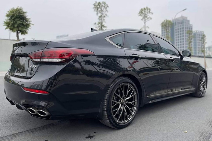 “Dàn chân” của xe là bộ mâm hợp kim kích thước 19 inch thiết kế đẹp mắt, đủ để người chơi sử dụng mà không cần phải nâng cấp sang mâm đồ chơi khác. Từ phía sau, Genesis G80 Sport khá hấp dẫn với cản sau màu đen trang bị ống xả kép.