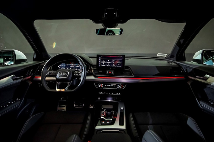 Bước vào bên trong, nội thất của mẫu xe sang Audi Q5 Sportback 2021 hướng tới nét hiện đại và thể thao.