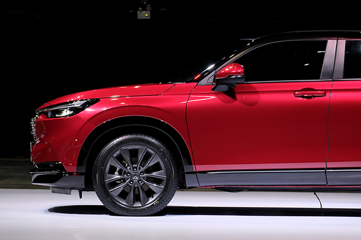 Ngoại thất của Honda HR-V thế hệ mới được thiết kế theo phong cách hiện đại, ít sự cầu kỳ. Xe được trang bị đèn pha LED, đèn hậu LED trải dài hiện đại hơn. Tùy thuộc vào phiên bản mà xe sẽ có những cấp độ trang trí khác nhau. “Dàn chân” lắp bộ mâm hợp kim kích thước 18 inch (225/50 R18), trang bị ăng-ten vây cá thể thao.