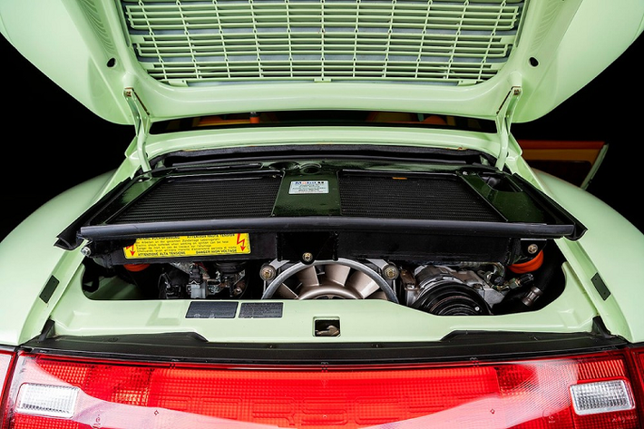 Nội thất là nơi khiến chiếc xe này trở thành “một cái gai” trong mắt những người hâm mộ Porsche cổ thuần túy. Sự bùng nổ đầy màu sắc của chất liệu da và gỗ trong cabin hẳn là thiết kế điên rồ nhất mà chúng ta từng thấy trên một chiếc Porsche 911.