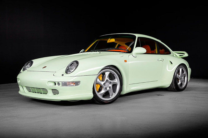 Trong cộng đồng những người mê xe, có lẽ không ai là không thích một chiếc xe Porsche cổ điển, và đây là một phần lý do khiến Porsche cổ trở thành những chiếc xe được sưu tập nhiều nhất trên thế giới.