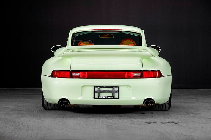 Theo đơn vị bán Pfaff Reserve, chiếc Porsche này có màu Vàng Vanilla trên nội thất da hai tông màu cam và vàng của Porsche, các chi tiết trang trí cửa bằng gỗ, và rất nhiều tùy chọn Porsche Exclusive khác.
