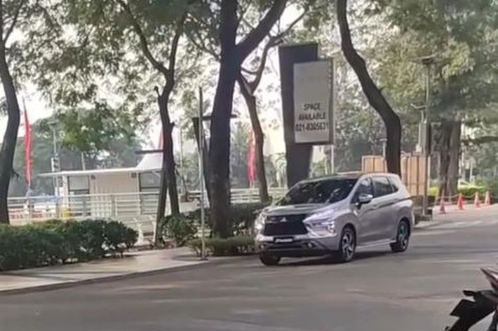 Cụ thể, đèn pha của Mitsubishi Xpander 2022 được thiết kế hình chữ "T" thay vì đặt dọc như phiên bản cũ. Trong khi đó, dải đèn LED định vị ban ngày được đặt trên đèn pha, sát với nắp ca-pô và có vẻ kéo dài hơn trước. Xếp ngay cạnh dải đèn LED định vị ban ngày là đèn báo rẽ màu cam.