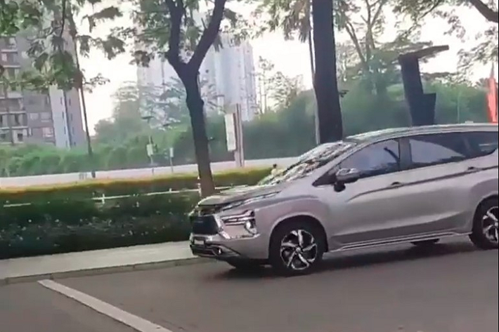 Thêm vào đó là thiết kế bộ vành hợp kim với chấu hình lưỡi dao, sơn phối 2 màu mới. Đằng sau, Mitsubishi Xpander 2022 có vẻ được bổ sung cản va mới với khe gió nằm dọc ở hai bên góc. Hiện chưa có hình ảnh nội thất và thông tin về động cơ của Mitsubishi Xpander 2022.