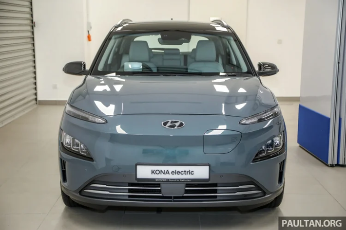 Trang bị tiêu chuẩn của tất cả phiên bản Hyundai Kona Electric gồm đèn pha LED, đèn hậu LED, đèn LED chiếu sáng ban ngày, đèn sương mù phía sau, đèn pha và gạt mưa tự động, khởi động từ xa và bộ la-zăng 17 inch đi kèm thông số lốp 215/55.