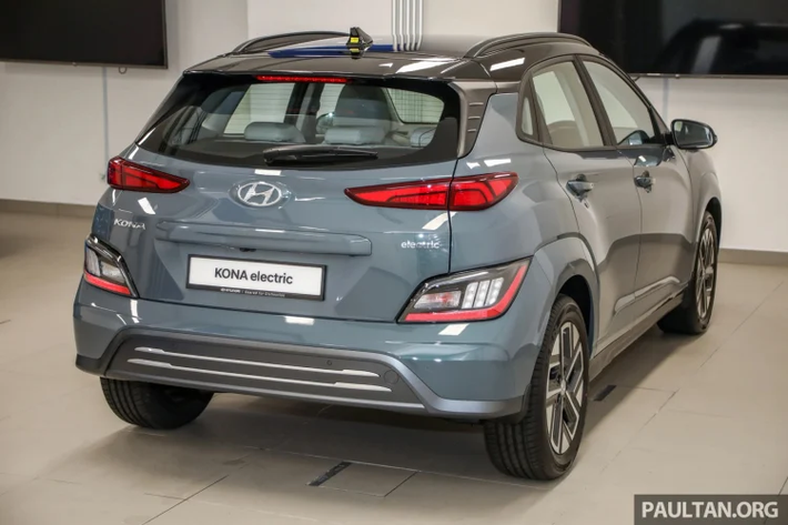 Giá xe Hyundai Kona Electric 2022 phiên bản tiêu chuẩn e-Lite có mức khởi điểm từ 149.888 RM (khoảng 809 triệu đồng). Phiên bản e-Plus có giá từ 169.888 RM (khoảng 916 triệu đồng). Và phiên bản e-Max có giá từ 199.888 RM (khoảng 1,08 tỷ đồng).