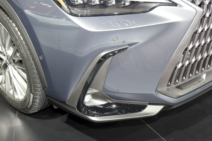 Theo thương hiệu xe sang Lexus, nếu chỉ dùng mô-tơ điện, NX 400h+ có thể chạy được 76 km. Đặc biệt, mẫu SUV hạng sang này chỉ tiêu thụ lượng xăng trung bình 1,47 lít/100 km.