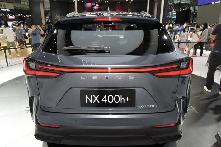 Tiếp đến là Lexus NX 350h 2022 với hệ truyền động hybrid, bao gồm máy xăng 4 xi-lanh, dung tích 2.5L và mô-tơ điện, tạo ra công suất tổng cộng 239 mã lực. Cuối cùng là Lexus NX 400h+ 2022 với hệ truyền động plug-in hybrid, kết hợp động cơ xăng Atkinson Cycle 4 xi-lanh, dung tích 2.5L với 2 mô-tơ điện nằm trên 2 cầu và cụm pin lithium-ion 18,1 kWh. Hệ truyền động này tạo ra công suất tổng cộng 262 mã lực.