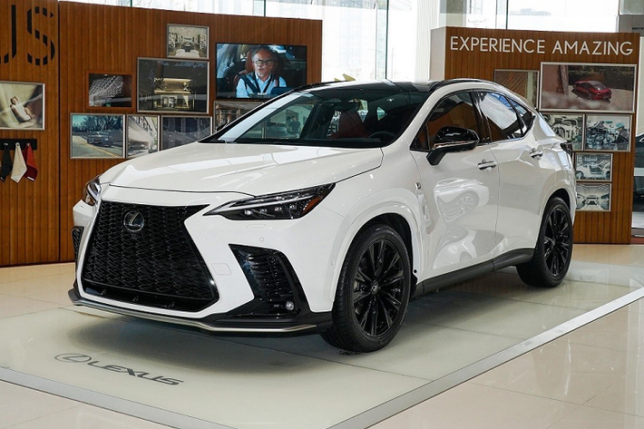 Như thông tin đã đưa, Lexus NX 2022 mới tại thị trường tỷ dân này có tổng cộng 3 phiên bản, bao gồm NX 260, NX 350h và NX 400h+. 3 phiên bản này được chia thành 10 bản trang bị với giá dao động từ 318.800 - 509.800 Nhân dân tệ (khoảng 1,11 - 1,78 tỷ đồng). Trong khi đó, Lexus NX mới tại thị trường nước ngoài có 4 phiên bản là NX 250, NX 350, NX 350h và NX 450h+.