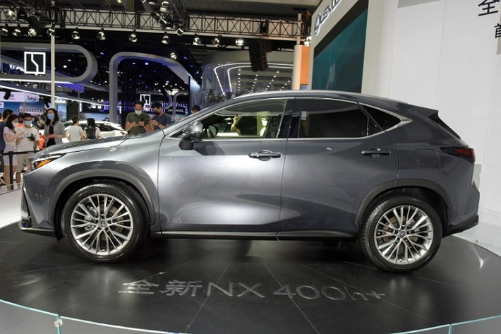 Để đảm bảo an toàn cho người dùng, Lexus NX 2022 được trang bị gói công nghệ Lexus Safety Sense+, bao gồm hệ thống ngăn va chạm sớm, hệ thống kiểm soát hành trình bằng radar, cảnh báo chệch làn đường, hỗ trợ bám làn đường, nhận biết biển báo giao thông và hỗ trợ lái xe chủ động.