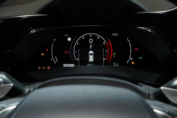 Nếu được trang bị gói F Sport, Lexus NX 2022 sẽ có thêm lưới tản nhiệt riêng, cản trước/sau thể thao hơn và bộ vành hợp kim 20 inch màu đen bóng. Bước vào bên trong mẫu SUV hạng sang này, người lái sẽ thấy không gian nội thất thay đổi mạnh hơn cả ngoại thất.
