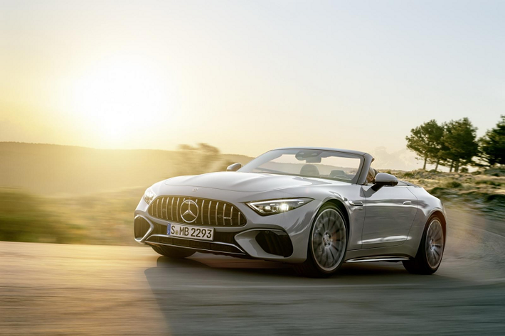 Bước vào khoang lái, nội thất của Mercedes-AMG nổi bật với sự hiện đại của công nghệ. Bảng đồng hồ và màn hình giải trí của xe đều là màn hình màu hiện đại, được tách riêng biệt nhằm nhấn mạnh vẻ thể thao thay vì kết hợp làm một khối như mẫu EQS sedan.