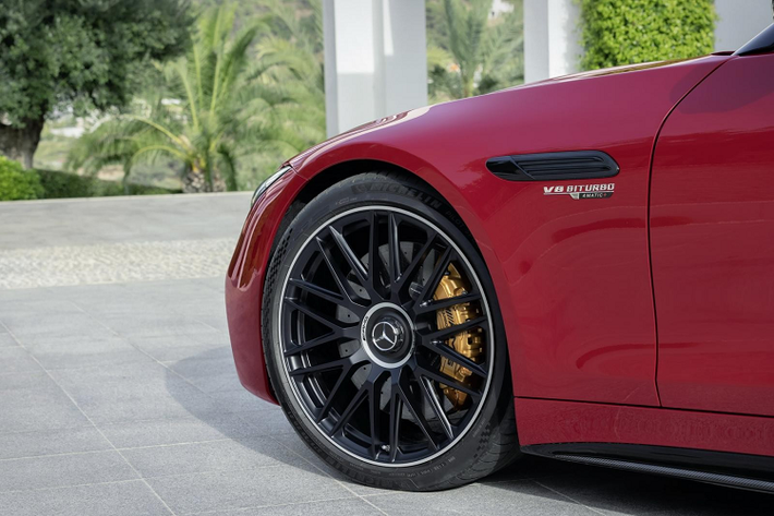 Các thay đổi đáng chú ý khác trên Mercedes-AMG SL 2022 chính là thiết lập chỗ ngồi 2+2, mang đến hàng ghế sau để có thể chở được 4 người. Bên cạnh đó là mui xe được làm bằng vải thay vì mui xếp cứng, nhờ đó mà trọng tâm của xe được hạ thấp, đồng thời giảm 21 kg trọng lượng và thêm dung tích cốp chứa đồ. Thời gian đóng mở mui xe chỉ trong 15 giây và có thể vận hành khi xe chạy ở vận tốc 60 km/h.