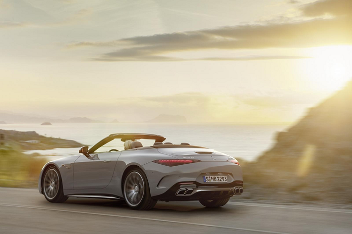 Về lựa chọn động cơ, Mercedes-AMG mang đến cho AMG SL tổng cộng 3 tuỳ chọn gồm hai động cơ V8 4.0L và một tuỳ chọn máy PHEV V6 sẽ được bổ sung sau. Cụ thể, bản trang bị SL 55 thấp nhất sẽ được trang bị động cơ V8 4.0L công suất 470 mã lực và mômen xoắn cực đại 700 Nm; trong khi đó bản SL 63 cao cấp hơn sử dụng động cơ tương tự nhưng có công suất 577 mã lực và mômen xoắn cực đại 800 Nm nhờ hệ thống turbo mạnh hơn cùng một số hiệu chỉnh ở phần mềm.