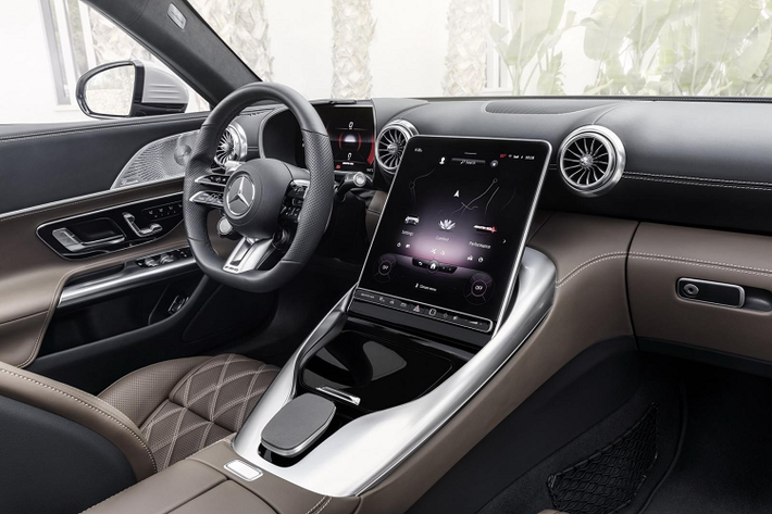 Ở hệ thống treo, siêu xe Mercedes-AMG SL 2022 mui trần sử dụng hệ thống treo trước 5 tay đòn, phanh carbon-sứ, cầu sau có khả năng đánh lái. Bản trang bị SL 63 cao cấp hơn sẽ được bổ sung hệ thống treo bóng hơi và tính năng kiểm soát chống lật chủ động. Điểm khác nhau giữa hai bản trang bị chính là kẹp phanh màu đỏ trên SL 55 thay vì màu vàng của bản SL 63.