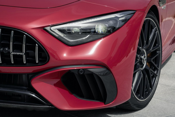 Theo thông tin do Mercedes công bố, hai bản trang bị động cơ V8 sẽ đều đi kèm với hộp số tự động 9 cấp với ly hợp ướt, giúp động cơ tăng tốc nhanh hơn và phản hồi tốt hơn. Ngoài ra, hệ thống truyền động 4 bánh toàn thời gian 4Mactic+ cũng sẽ là trang bị tiêu chuẩn trên xe.