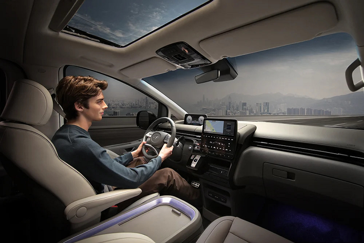 Hyundai Staria lần đầu tiên được tiết lộ vào tháng 3 năm nay và đã được bán ở Thái Lan từ tháng 7. Mẫu xe nổi bật với thiết kế đậm chất tương lai với phần thân xe gần giống tàu con thoi.