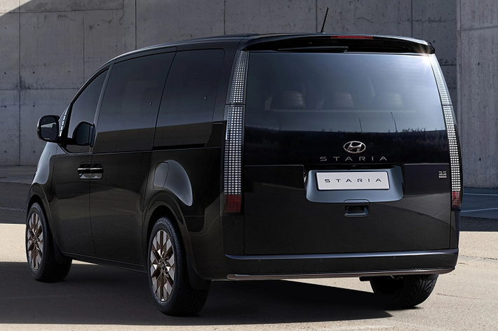 Mẫu xe MPV Hyundai Staria Premium 2021 phiên bản dùng động cơ diesel dung tích 2.2 lít cho công suất 177 mã lực và mô-men xoắn 431 Nm kết hợp với hộp số tự động 8 cấp và hệ dẫn động cầu trước.